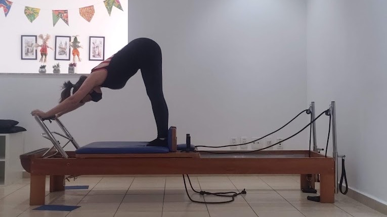 Aluna realizando exercício no reformer