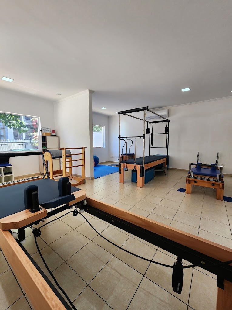 Estúdio de Pilates da clínica, com reformer, cadillac, barrel e chair