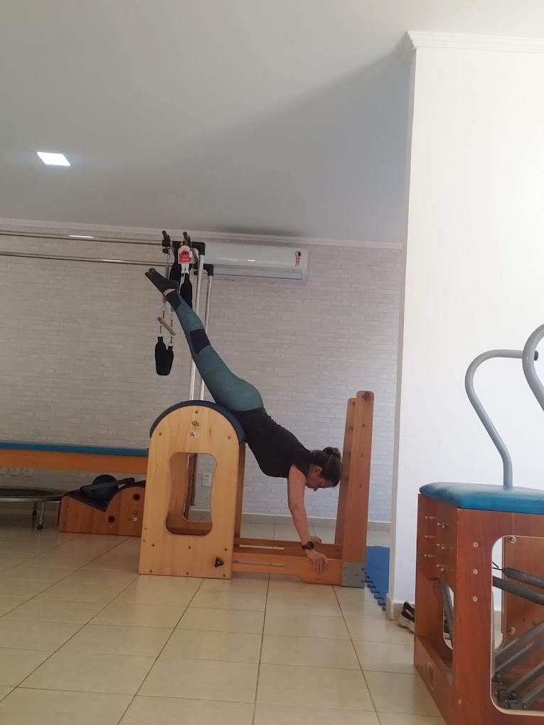 Aluna realizando exercício no barrel
