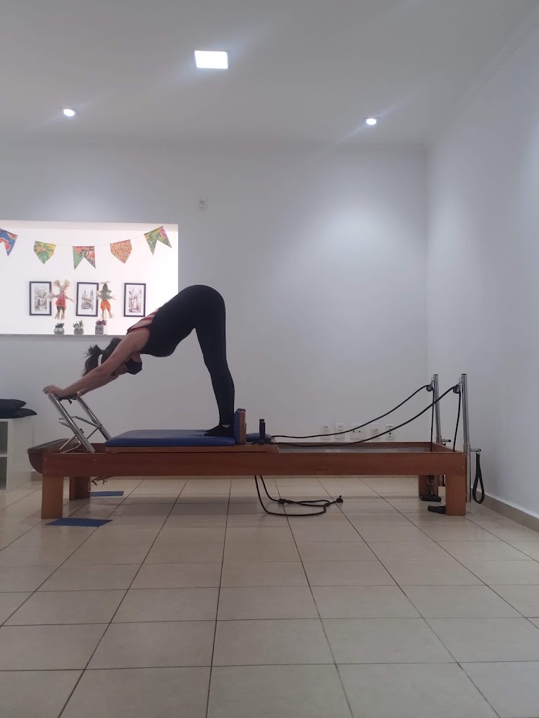 Aluna realizando exercício no reformer