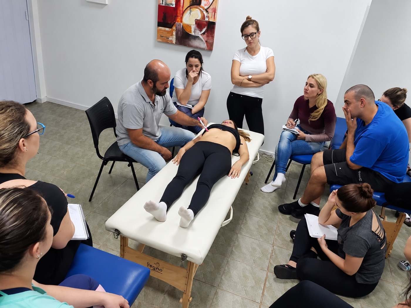 Turma de osteopatia em aula prática com Rodolfo Amoroso Borges